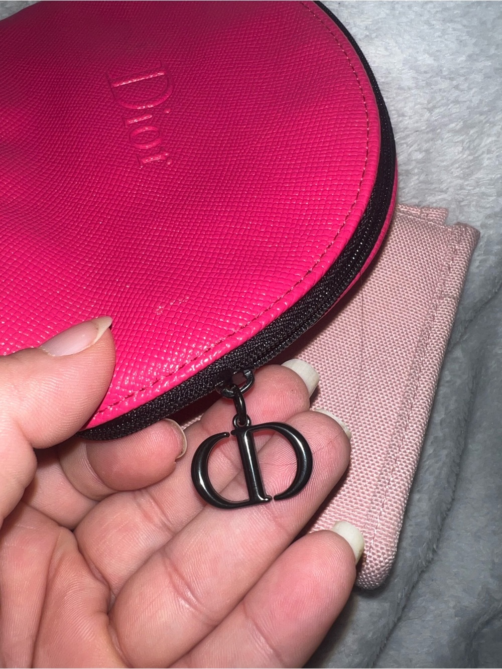 Dior makeup pouches comes with both - Picture 6 of 8